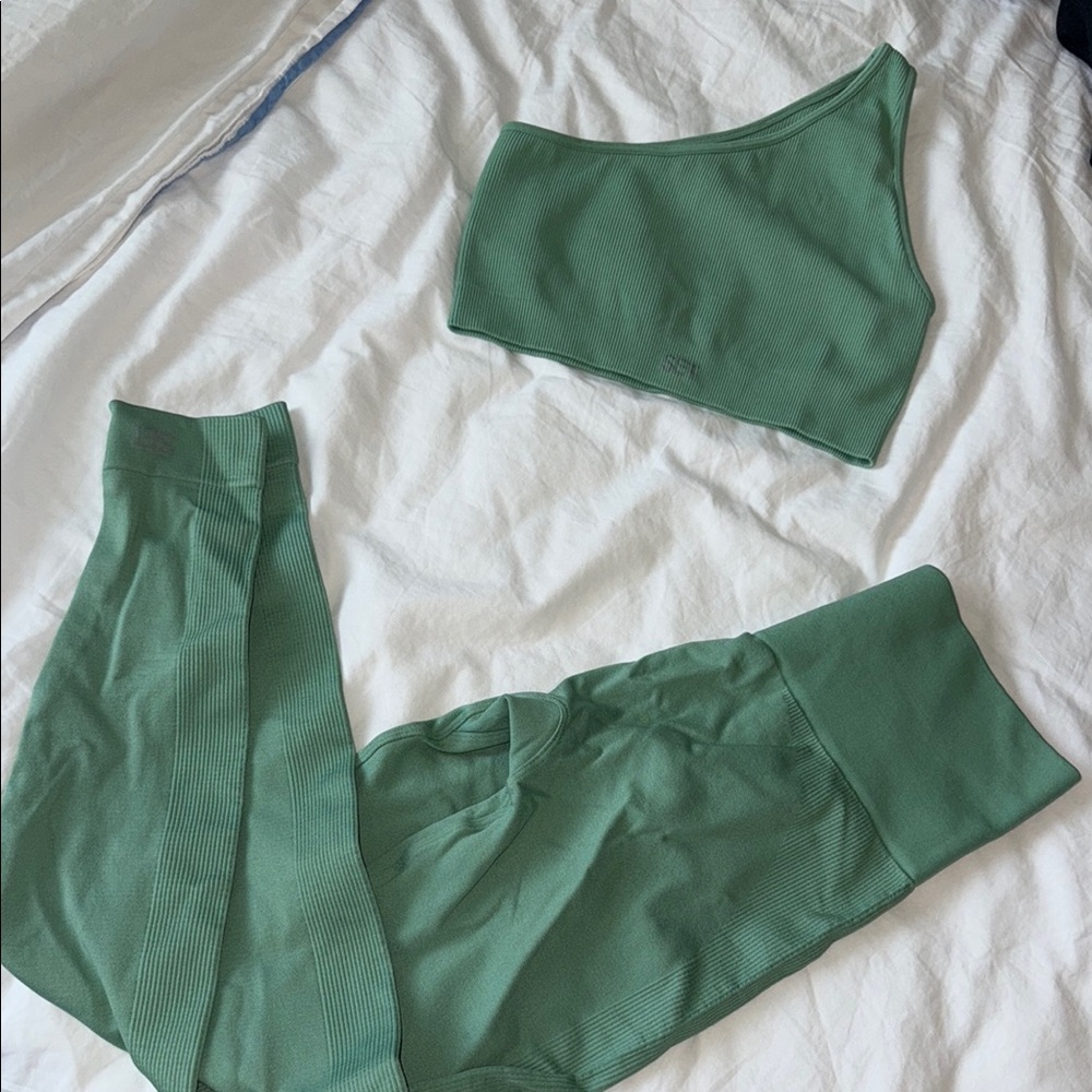 SET ACTIVE Green One-Shoulder Activewear Set